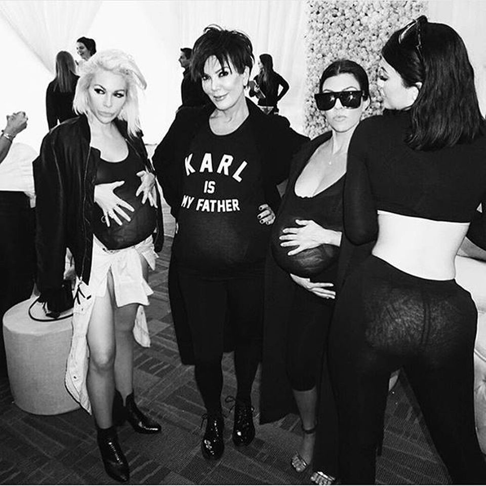 Kourtney Kardashian, Kris Jenner und Kardashian-Stylistin Joyce Bonelli zeigen gern ihre falschen Babybäuche. Kylie ist da schüchterner.