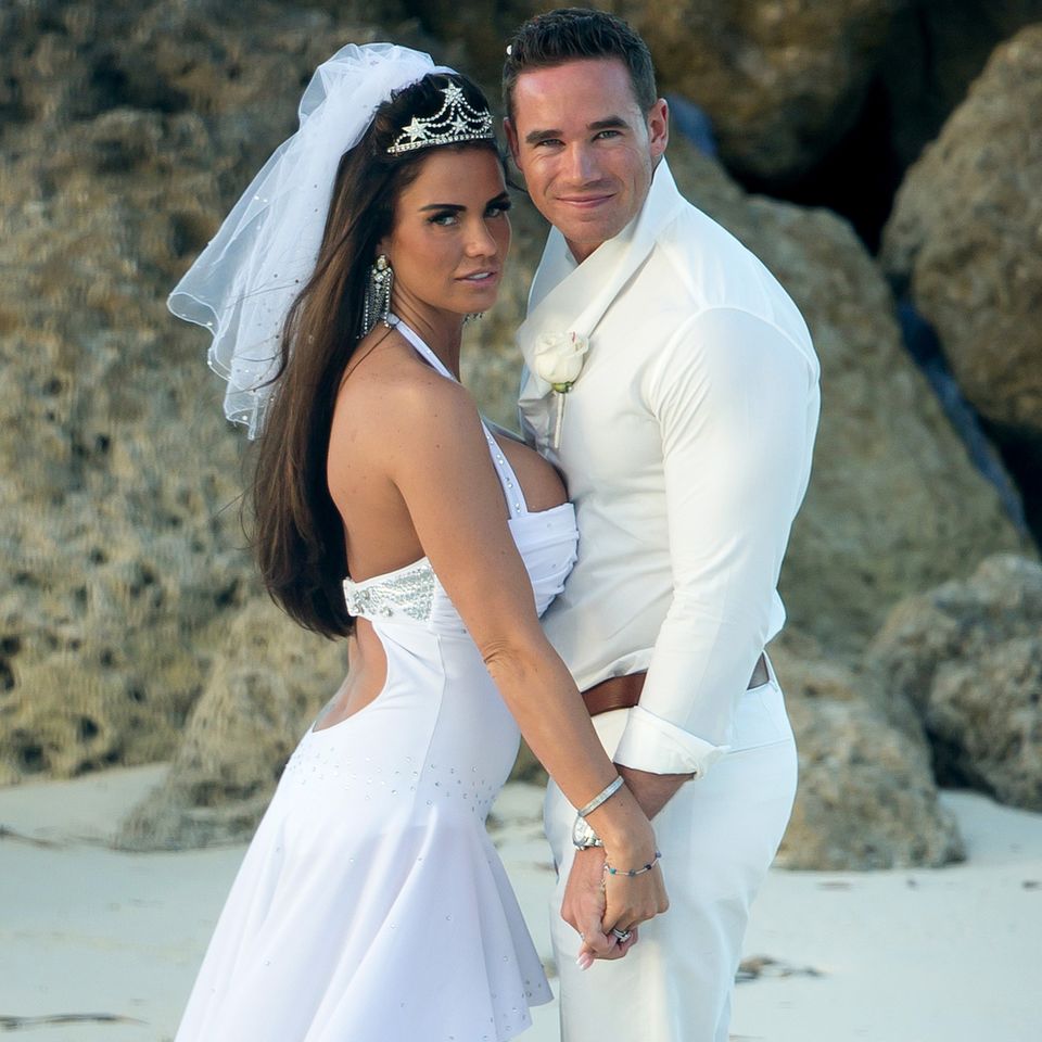 Trash-Couture am Strand: Katie Price mit Stripper-Ehemann Kieran Hayler bei ihrer Hochzeit auf den Bahamas.