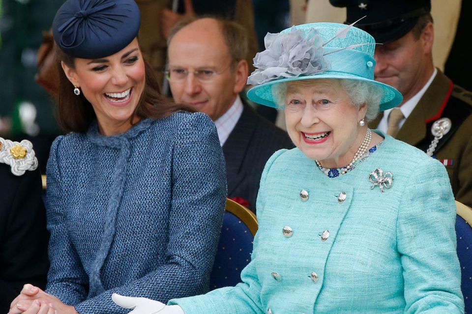 Prinz William + Herzogin Kate: Bei der sympathischen Kate taut die sonst eher strenge Queen auf. Bei der sympathischen Kate taut die sonst eher strenge Queen auf.