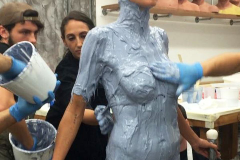 Heidi Klum: "Schleimt mich ein" - Heidi Klum wird von ihrem Team von Kopf bis Fuß in mit blauer Gips-Masse bestrichen. "Schleimt mich ein" - Heidi Klum wird von ihrem Team von Kopf bis Fuß in mit blauer Gips-Masse bestrichen.