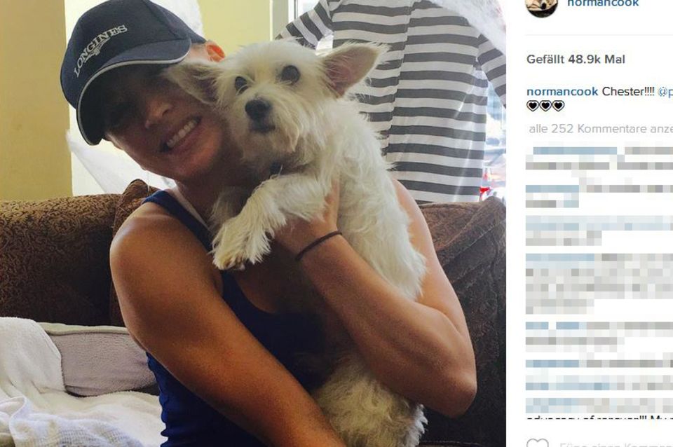 Kaley Cuoco: Ihren neuen Liebling Chester scheint Kaley Cuoco gar nicht mehr aus ihren Armen lassen zu wollen. Ihren neuen Liebling Chester scheint Kaley Cuoco gar nicht mehr aus ihren Armen lassen zu wollen.