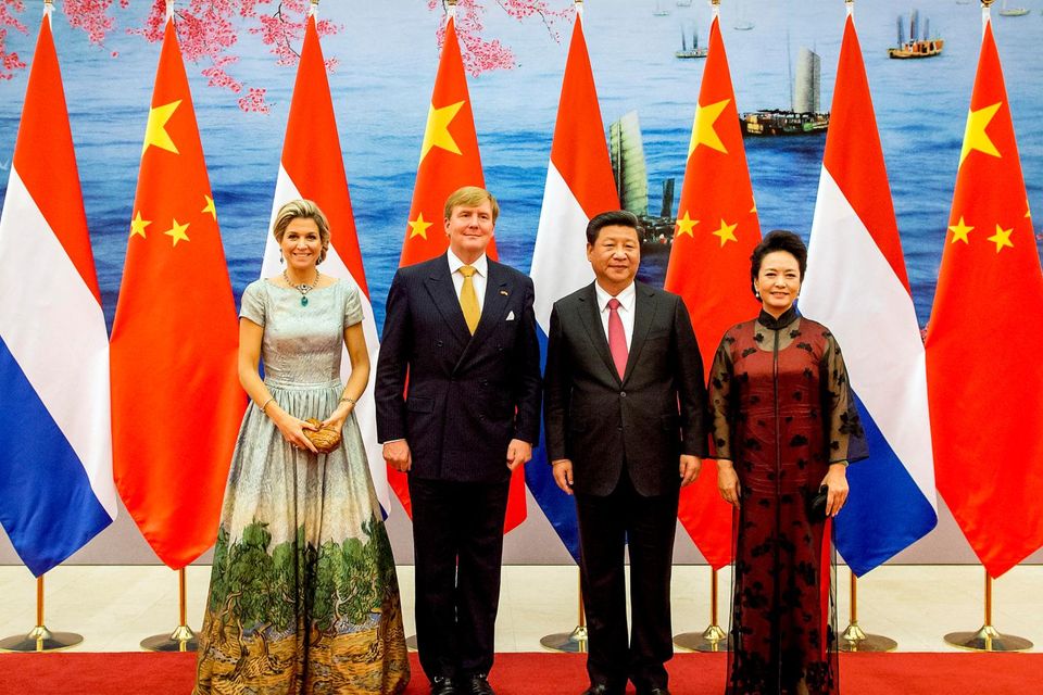 Königin Máxima: Sie kann doch noch strahlen: Trotz einer Nierenbeckenentzündung war Königin Máxima beim Staatsbankett in Peking anwesend. Sie kann doch noch strahlen: Trotz einer Nierenbeckenentzündung war Königin Máxima beim Staatsbankett in Peking anwesend.