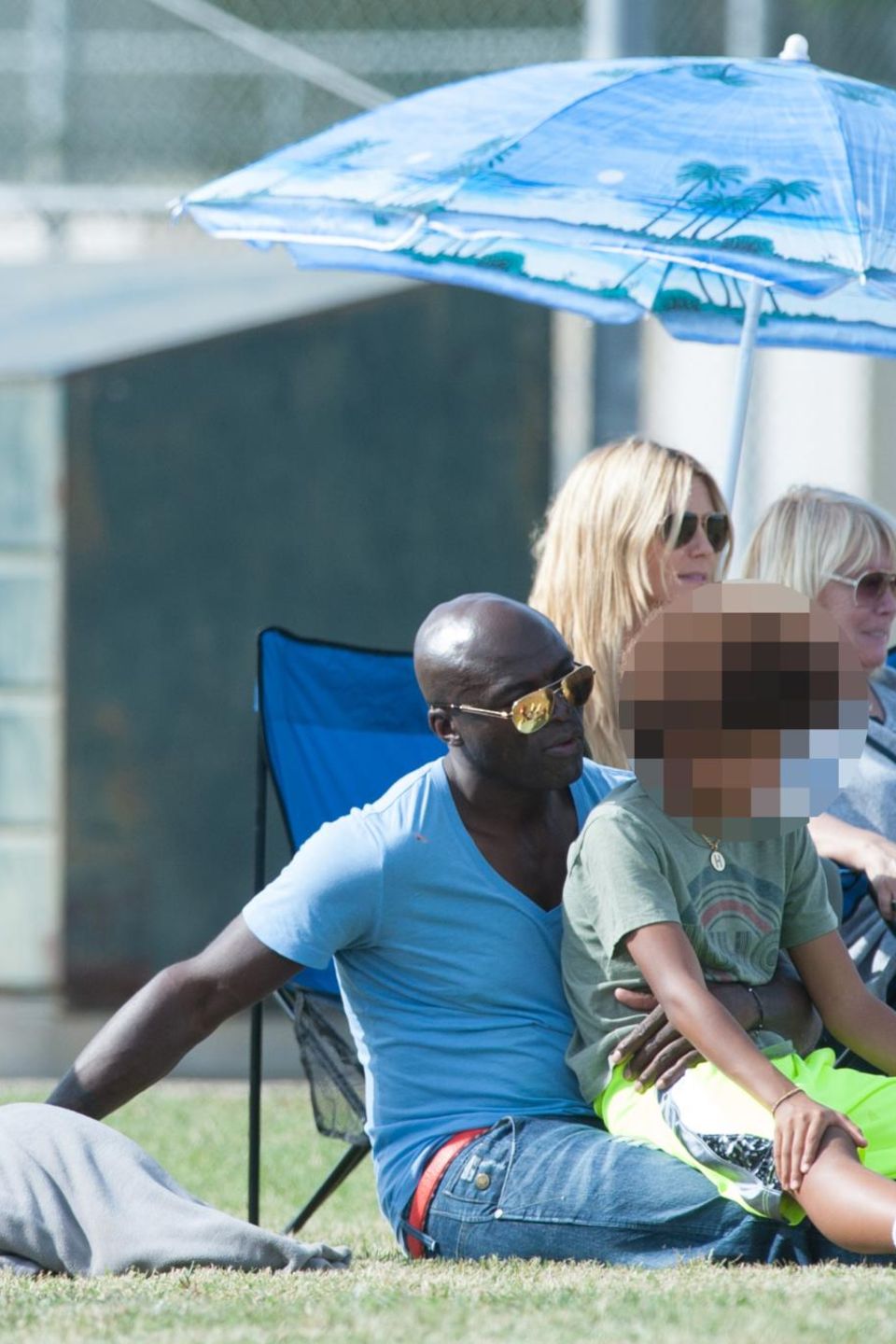 Frisch verliebt: Seine Hand kann Seal wohl nicht von Model-Freundin Erica Packer lassen. Frisch verliebt: Seine Hand kann Seal wohl nicht von Model-Freundin Erica Packer lassen.