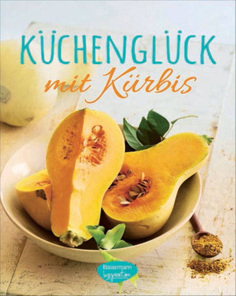 Couscous im Kürbis: Jetzt leuchten Sie wieder auf dem Feld und als Herbstdeko vor den Haustüren: Kürbisse haben Hochsaison. Was mit Hokkaido-, Butternuss- und Muskatkürbis alles möglich ist, zeigt das Büchlein mit über 25 schmackhaften Rezepten. ("Küchenglück mit Kürbis", Bassermann Inspiration, 64 S., 9,99 Euro) Jetzt leuchten Sie wieder auf dem Feld und als Herbstdeko vor den Haustüren: Kürbisse haben Hochsaison. Was mit Hokkaido-, Butternuss- und Muskatkürbis alles möglich ist, zeigt das Büchlein mit über 25 schmackhaften Rezepten. ("Küchenglück mit Kürbis", Bassermann Inspiration, 64 S., 9,99 Euro)