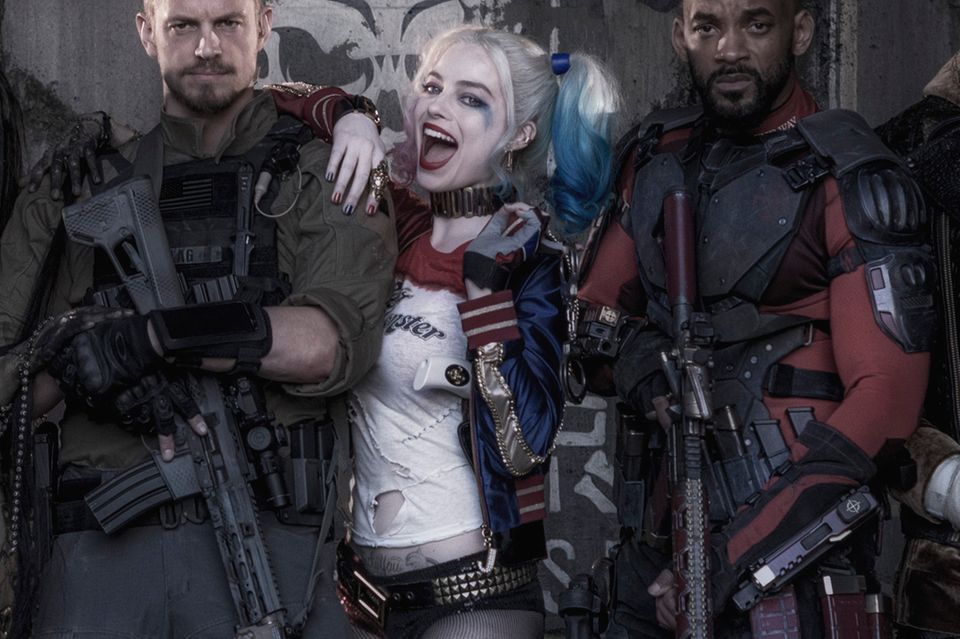 Margot Robbie alias Harley Quinn, zwischen ihren beiden Schauspiel-Kollegen Joel Kinnaman (li.) und Will Smith.
