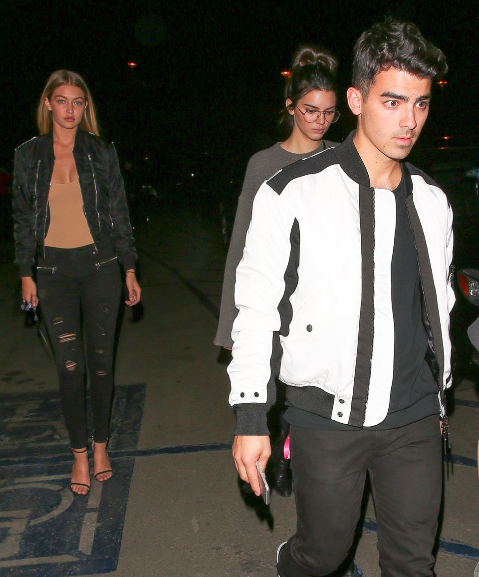 Gigi Hadid + Joe Jonas: Gab es hier schon Stress? Gigi mit ihrer BFF Kendall Jenner und Joe Jonas am 24. Oktober. Gigi Hadid, Kendall Jenner, Joe Jonas
