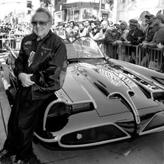 George Barris vor seinem Batmobil