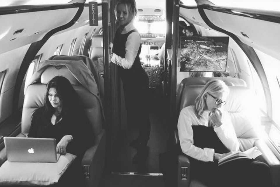 Heidi Klum: Sie reisen mit Heidi Klum im Privat-Jet um die Welt: Make-up-Artistin Linda Hay (links) und ihre Haar-Stylistin Wendy Iles. Sie reisen mit Heidi Klum im Privat-Jet um die Welt: Make-up-Artistin Linda Hay (links) und ihre Haar-Stylistin Wendy Iles.