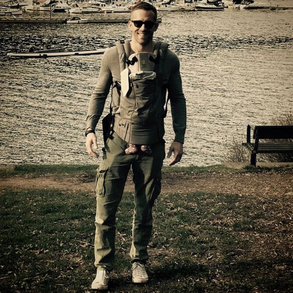 Ryan Reynolds: Süß! Auf Instagram postete Mama Blake einen Schnappschuss von Ryan und Töchterchen James Süß! Auf Instagram postete Mama Blake einen Schnappschuss von Ryan und Töchterchen James
