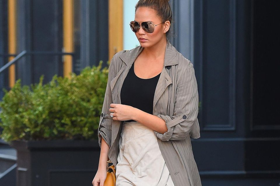 Kim Kardashian: Hiier die typische Kim-Kombi beim schwangeren Model Chrissy Teigen: Leichter Mantel und eng anliegendes Ensembles. Hiier die typische Kim-Kombi beim schwangeren Model Chrissy Teigen: Leichter Mantel und eng anliegendes Ensembles.