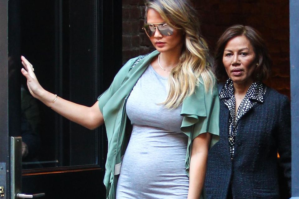 Kim Kardashian: Chrissy Teigen nimmt sich auch hier ein Beispiel an Kim Kardashians typischem Umstands-Look: Ein langer, leichter Mantel komibiniert mit einem engen Schlauchkleid. Chrissy Teigen nimmt sich auch hier ein Beispiel an Kim Kardashians typischem Umstands-Look: Ein langer, leichter Mantel komibiniert mit einem engen Schlauchkleid.