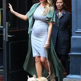 Chrissy Teigen nimmt sich auch hier ein Beispiel an Kim Kardashians typischem Umstands-Look: Ein langer, leichter Mantel komibiniert mit einem engen Schlauchkleid.