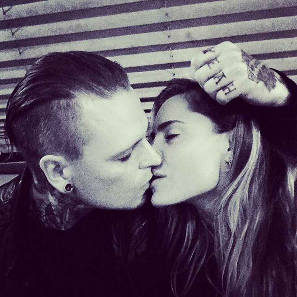 Sophia Thomalla: Zärtlicher Kuss: Andy LaPlegua und Sophia Thomalla wirken verliebt. Zärtlicher Kuss: Andy LaPlegua und Sophia Thomalla wirken verliebt.