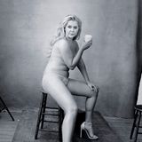 US-Komikerin Amy Schumer, 34, wärmt sich mit einem Coffee to go auf.