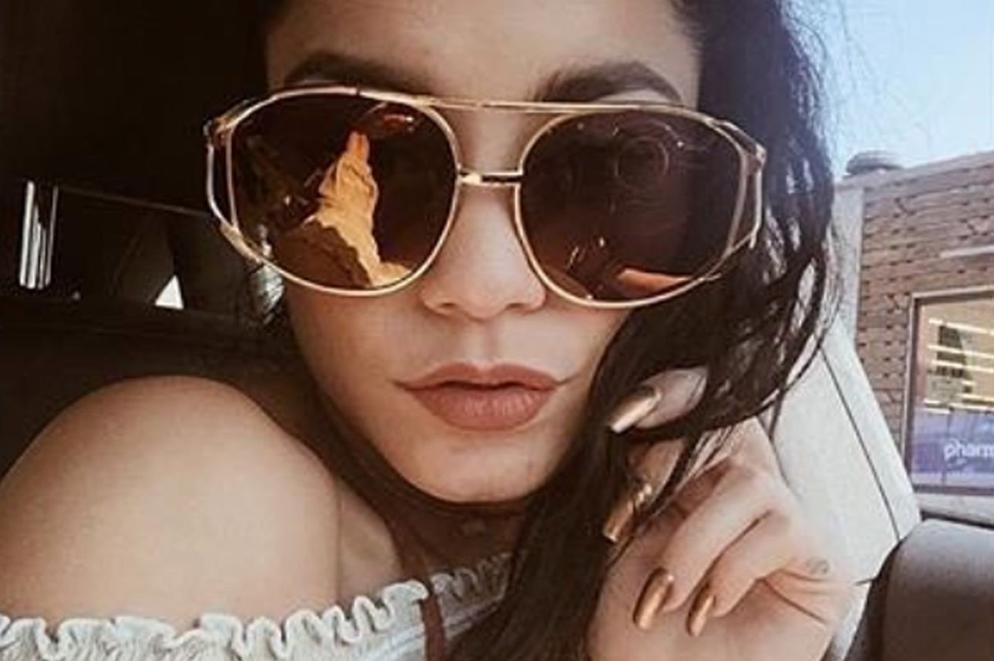 "Wenn die Sonnenbrille zu den Nägeln passt", kommentiert Schauspielerin Vanessa Hudgens ihre goldene Maniküre auf Instagram.
