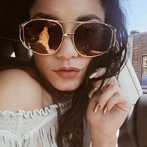 "Wenn die Sonnenbrille zu den Nägeln passt", kommentiert Schauspielerin Vanessa Hudgens ihre goldene Maniküre auf Instagram.