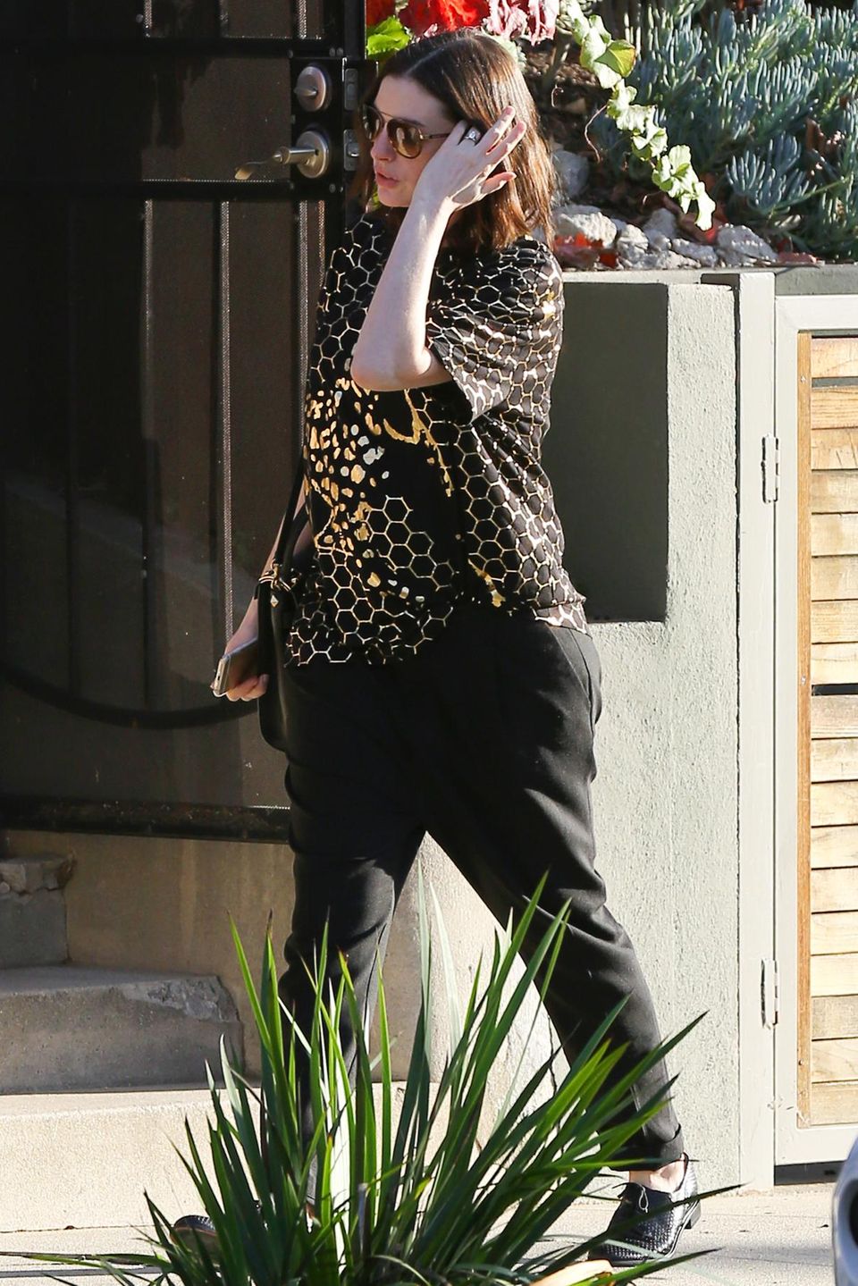 Sie ist deutlich runder geworden: Auch unter ihrem lässigen Look kann Anne Hathaway ihren Babybauch nicht mehr verstecken. Sie ist deutlich runder geworden: Auch unter ihrem lässigen Look kann Anne Hathaway ihren Babybauch nicht mehr verstecken.