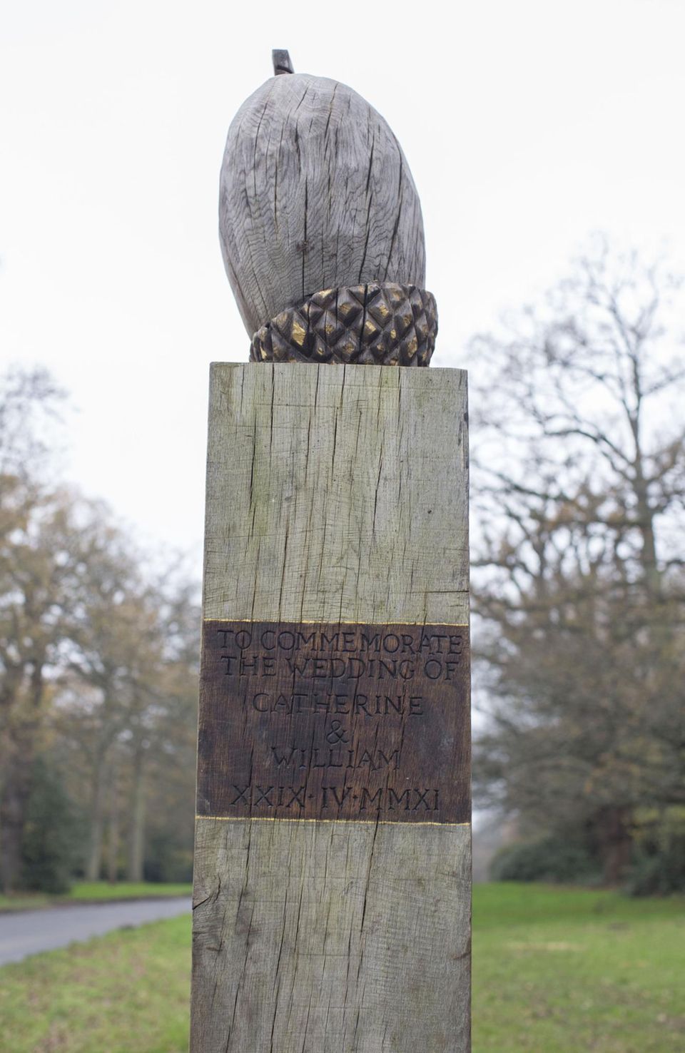 Schöne Erinnerung oder überflüssig? Die Skulpturen erregen die Gemüter in Bucklebury (Berkshire).