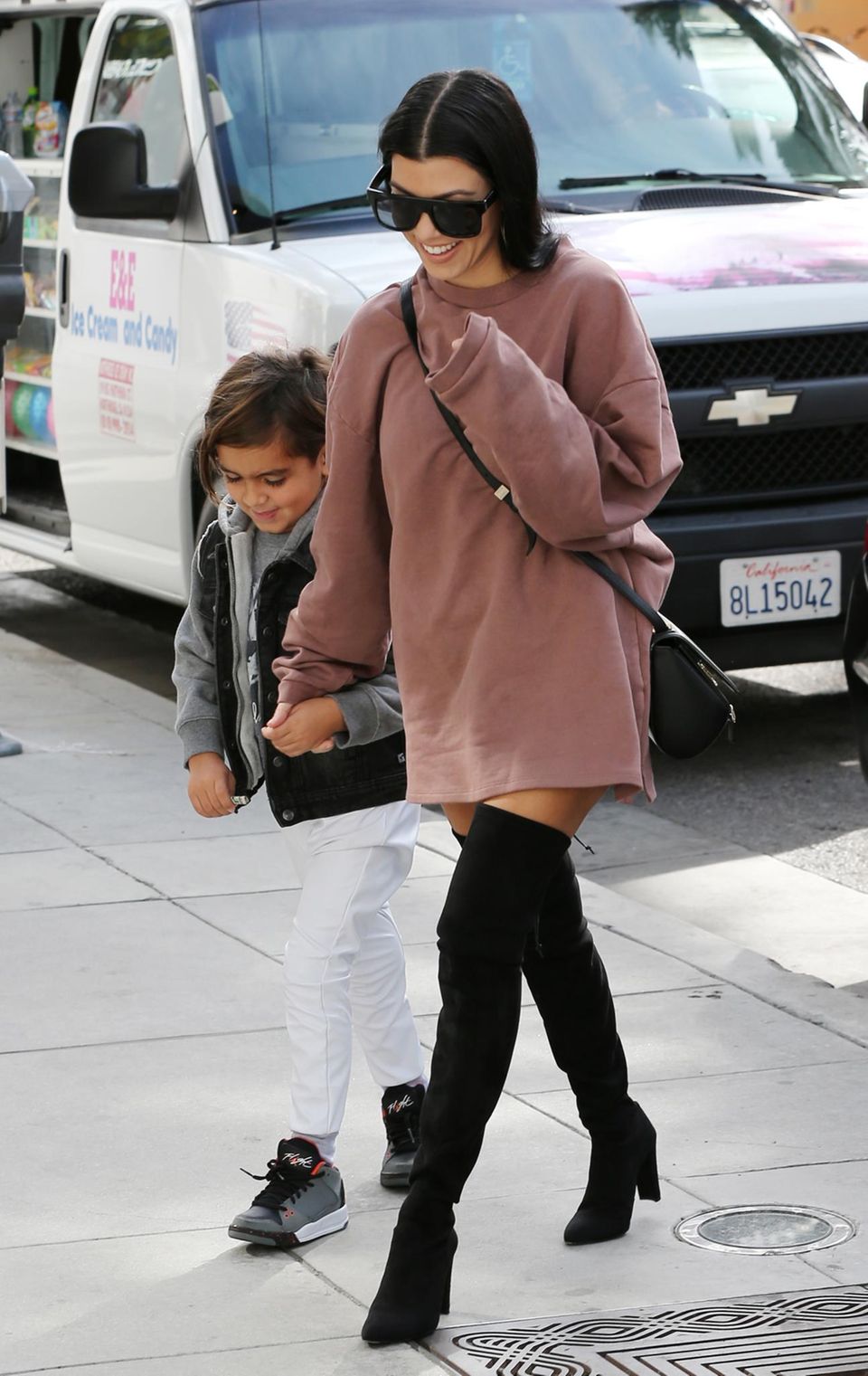 Kourtney Kardashian + Hilary Duff: Shopping-Tour mit Mama: Kourtney Kardashian nimmt ihren Sohn Mason mit zum Einkaufen. Shopping-Tour mit Mama: Kourtney Kardashian nimmt ihren Sohn Mason mit zum Einkaufen.