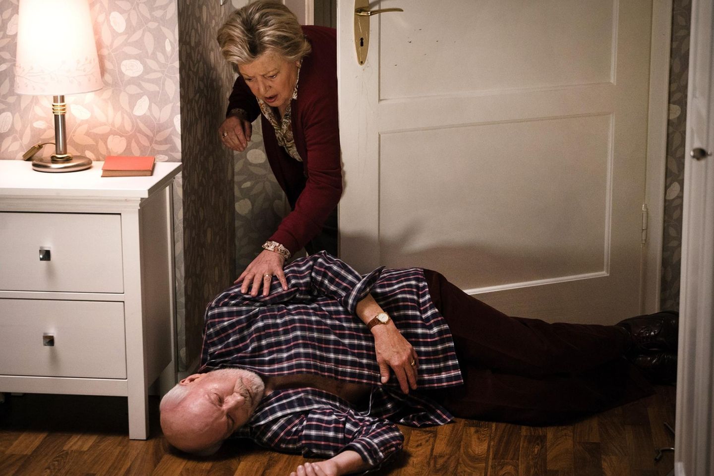 Große Aufregung in der Lindenstraße: Helga (Marie-Luise Marjan) findet den leblosen Körper Ihres Mannes Erich (Bill Mockridge) im Schlafzimmer.