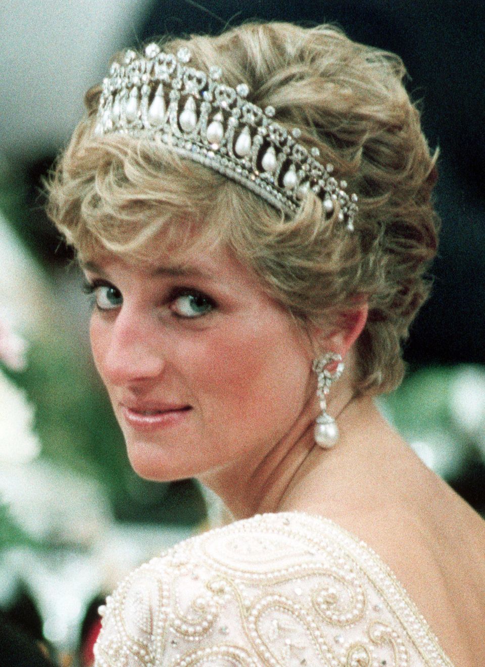 Als Hochzeitsgeschenk bekam Prinzessin Diana seinerzeit die "Queen Mary's Lover's Knot"-Tiara von ihrer Schwiegermutter, Queen Elizabeth.  Dies Diadem wurde ursprünglich 1914 für Queen Mary angefertigt, die das "Cambridge Lover's Knot"-Diadem ihrer Tante sehr bewunderte, und ist mit all den Perlen und diamantenen Liebesknoten so schwer, dass Diana angeblich Kopfschmerzen vom Tragen bekam.