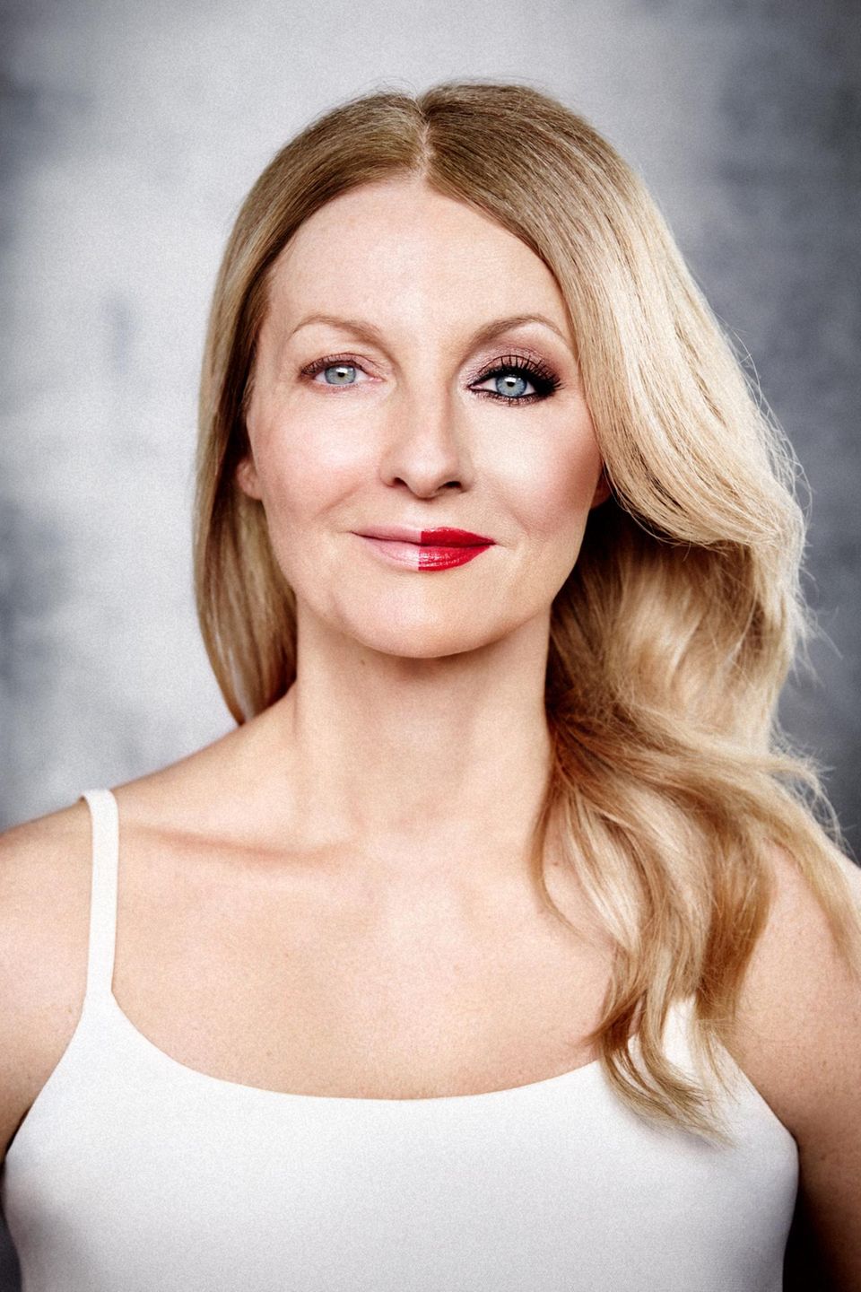 Das "rein optische Älterwerden" findet Frauke Ludowig – hier mit Halb-und-halb-Make-up – nicht so schlimm. Es sei tröstlich, dass schließlich alle Menschen altern Das "rein optische Älterwerden" findet Frauke Ludowig – hier mit Halb-und-halb-Make-up – nicht so schlimm. Es sei tröstlich, dass schließlich alle Menschen altern