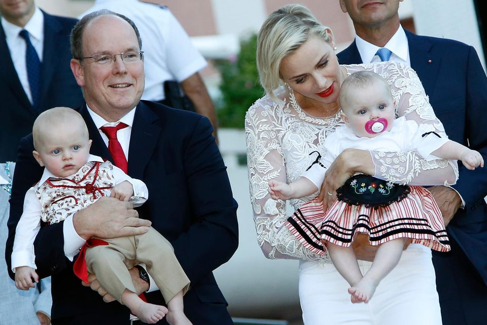 August 2015  Beim "Pique Nique Monegasque", einer Traditionsveranstaltung in Monaco, darf die fürstliche Familie nicht fehlen. Zum ersten Mal dabei sind auch Prinz Jacques und Prinzessin Gabriella, die Zwillinge des Fürstenpaares. Und natürlich tragen die Kleinen Tracht!