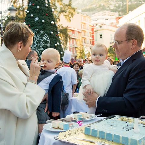 Monacos Fürstenpaar mit Prinz Jacques und Prinzessin Gabriella