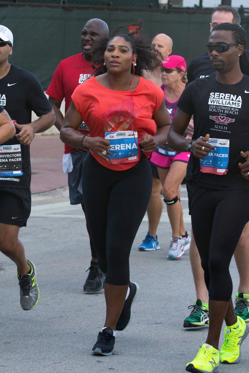 Serena Williams: Puh, ist das anstrengend! Die ersten zwei Kilometer lief die Tennis-Kanone noch mit - dann ging ihr anscheinend die Luft aus, denn... Serena Williams