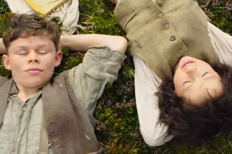 Heidi: Szene aus der Neuverfilmung: Heidi und Peter machen eine Pause in den Bergen. Szene aus der Neuverfilmung: Heidi und Peter machen eine Pause in den Bergen.