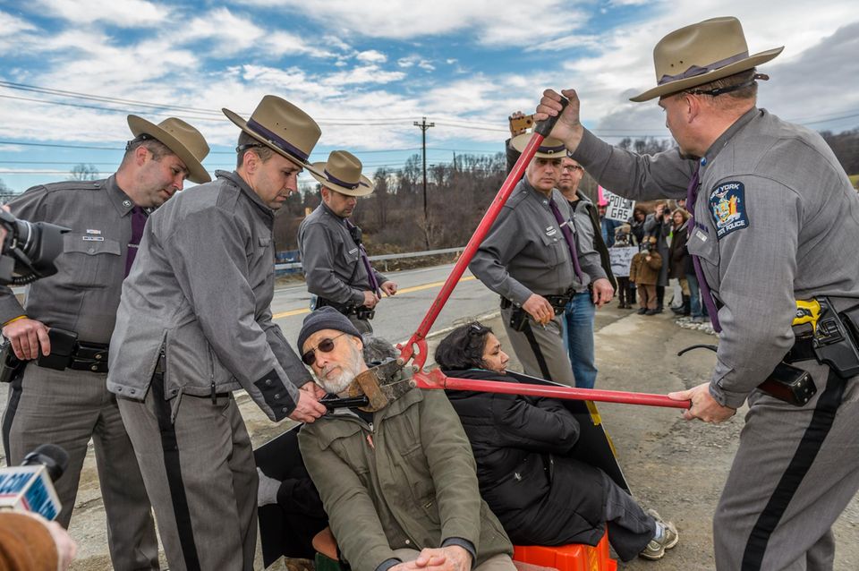James Cromwell: Mit einem Bolzenschneider wurde James Cromwell von den anderen Demonstranten getrennt. Mit einem Bolzenschneider wurde James Cromwell von den anderen Demonstranten getrennt.