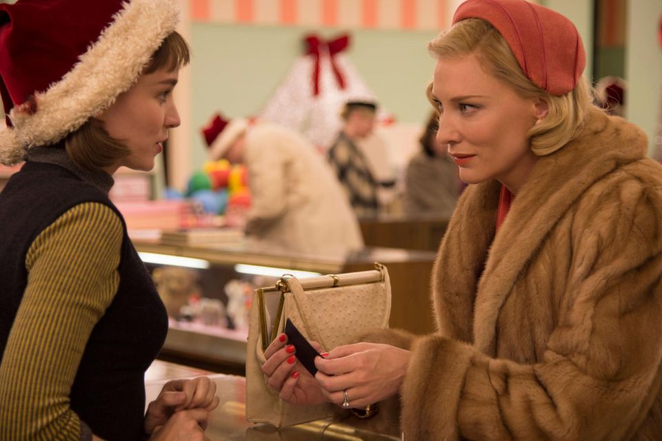 Rooney Mara und Cate Blanchett sind die beiden preisverdächtigen (und Golden-Globe-nominierten) Hauptdarstellerinnen in dem Film "Carol" - hier das erste Aufeinandertreffen, als die eine der anderen eine Spielzeugeisenbahn abkauft.