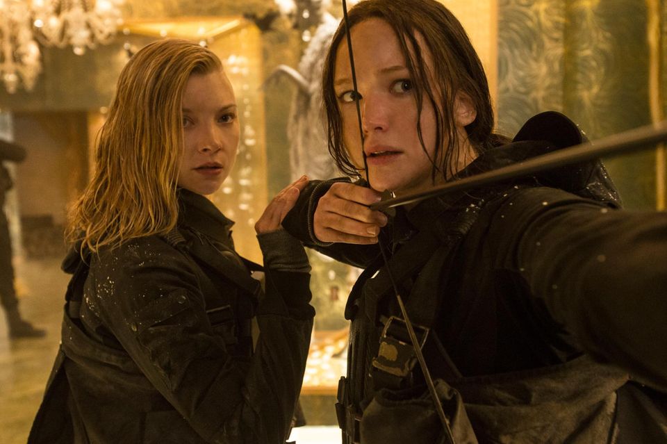 Jennifer Lawrence: Ihr Film 2015 Aktuell im Kino: Der vierte und letzte Teil der Panem-Reihe. Am 31. 12. startet dann "Joy – Alles außer gewöhnlich", eine Filmbiografie über eine alleinerziehende Mutter, die zu einer der erfolgreichsten Unternehmerinnen der USA wird Ihr Film 2015 Aktuell im Kino: Der vierte und letzte Teil der Panem-Reihe. Am 31. 12. startet dann "Joy – Alles außer gewöhnlich", eine Filmbiografie über eine alleinerziehende Mutter, die zu einer der erfolgreichsten Unternehmerinnen der USA wird