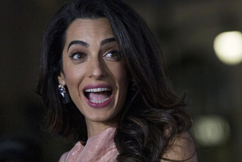 Menschen 2015: Amal Clooney Ein neues Role-Model ist geboren: Amal Clooney zeigt, dass man sich sowohl als starke Anwältin wie auch als Stil-Ikone Lorbeeren verdienen kann Amal Clooney Ein neues Role-Model ist geboren: Amal Clooney zeigt, dass man sich sowohl als starke Anwältin wie auch als Stil-Ikone Lorbeeren verdienen kann