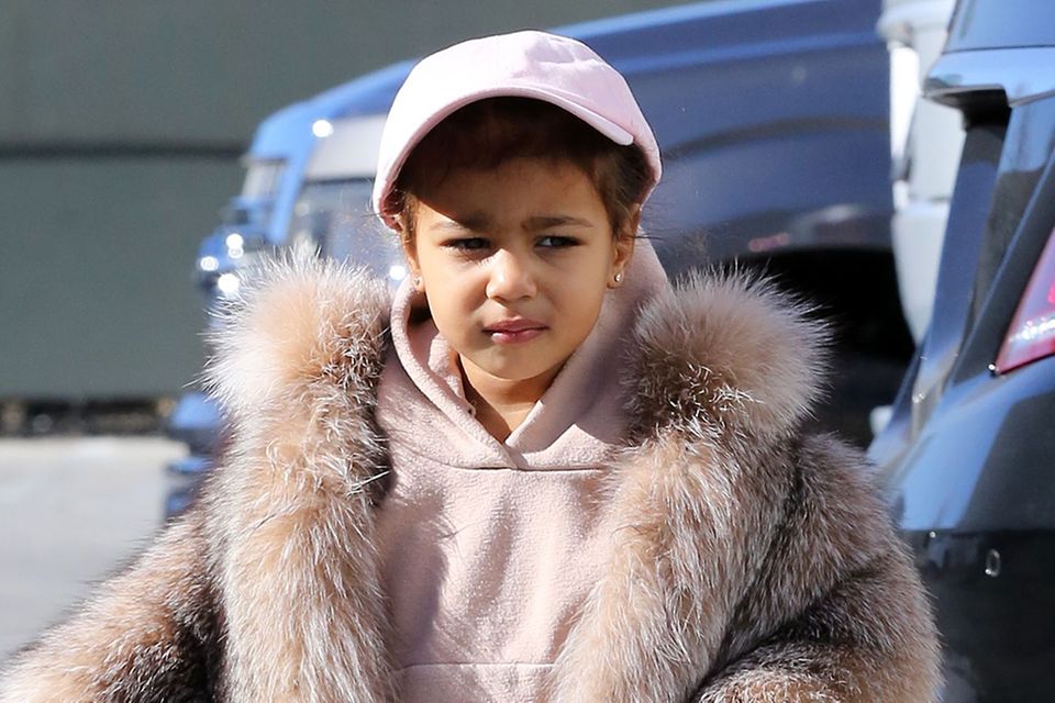 Familie Kardashian: Mini-Me: Auch die zweijährige Norh West wird von Mama Kim bereits mit Pelzmode ausgestattet North West