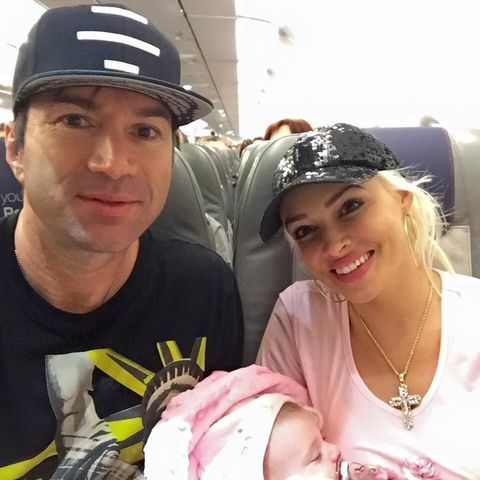 Daniela Katzenberger und Lucas Cordalis mit Sophia im Flugzeug