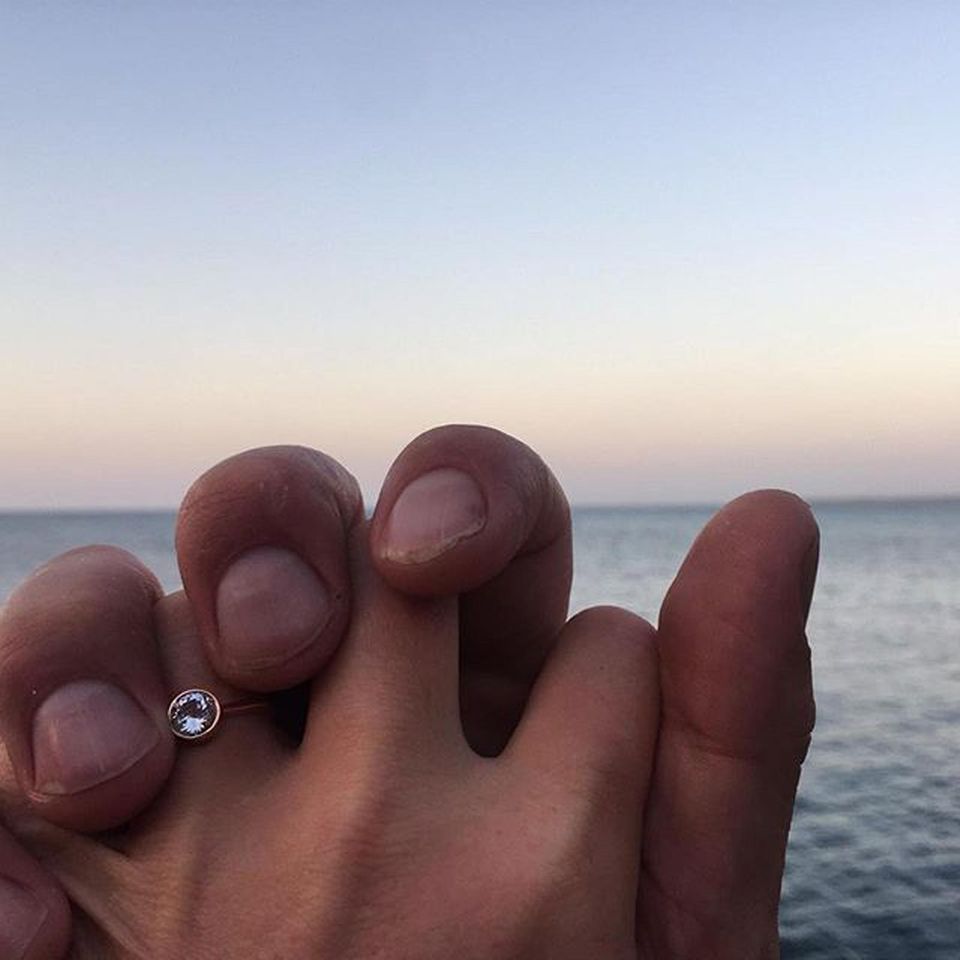 Julia Stiles zeigt ihren Verlobungsring auf Instagram.