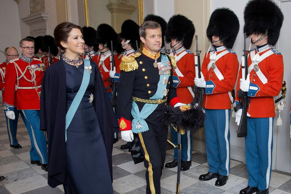 Auch am Folgetag, dem 6. Januar 2016, begleiteten Prinzessin Mary und Prinz Frederik lächelnd und hübsch anzuschauen die nun einsam regierende Königin Margrethe zum Neujahrstreffen mit den Offizieren und Vertretern von Landesorganisationen und königlichen Schirmherrschaften auf Schloss Christiansborg.