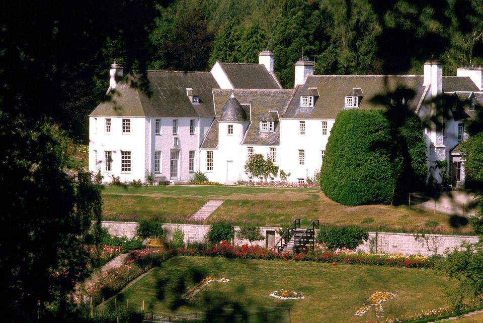 Prinz Charles: Prinz Charles' Anwesen Birkhall gehört zum "Balmoral Estate" und ist seit 2002 der schottische Landsitz des Thronfolgers. Prinz Charles' Anwesen Birkhall gehört zum "Balmoral Estate" und ist seit 2002 der schottische Landsitz des Thronfolgers.