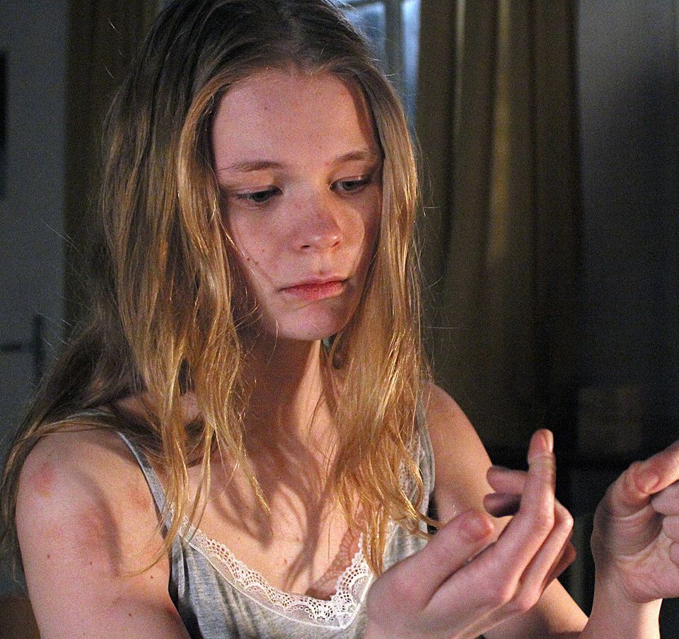 Rebecca: Rebecca (Gro Swantje Kohlhof), für die ein Haar das einzige Zeichen ist, das sie an ihre frühere Gefährtin erinnert. Rebecca (Gro Swantje Kohlhof), für die ein Haar das einzige Zeichen ist, das sie an ihre frühere Gefährtin erinnert.