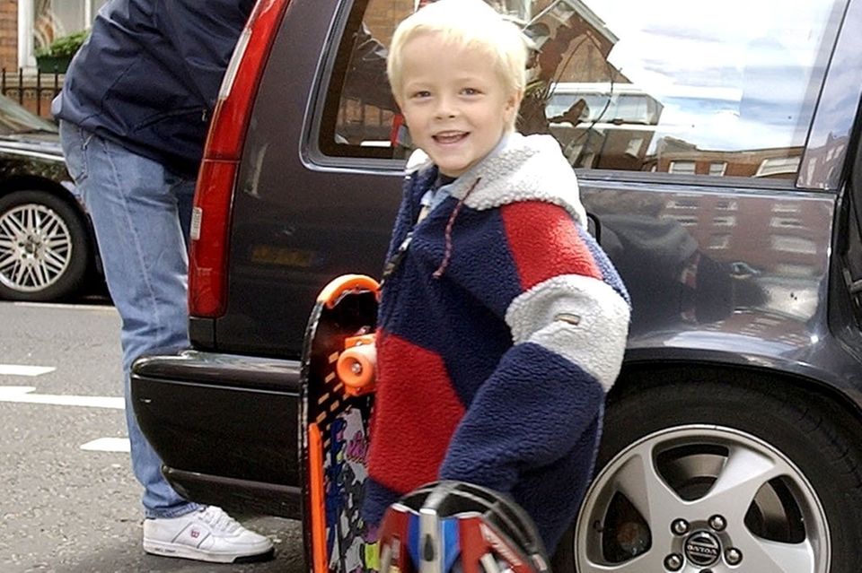 Marius, 19: Das war Marius Borg Höiby im Jahr 2003, als die Familie in London lebte: ein süßer kleiner Blondschopf mit Skatebord und frechem Grinsen im Gesicht. Das war Marius Borg Höiby im Jahr 2003, als die Familie in London lebte: ein süßer kleiner Blondschopf mit Skatebord und frechem Grinsen im Gesicht.