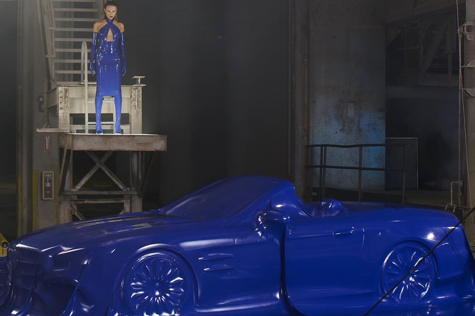 Fashion Week Berlin: Zwei Ikonen, verpackt in knallblaues Latex: Natasha Poly posiert beim Shooting für die neueste Kampagne der Mercedes-Benz Fashion Week Berlin. Zwei Ikonen, verpackt in knallblaues Latex: Natasha Poly posiert beim Shooting für die neueste Kampagne der Mercedes-Benz Fashion Week Berlin.