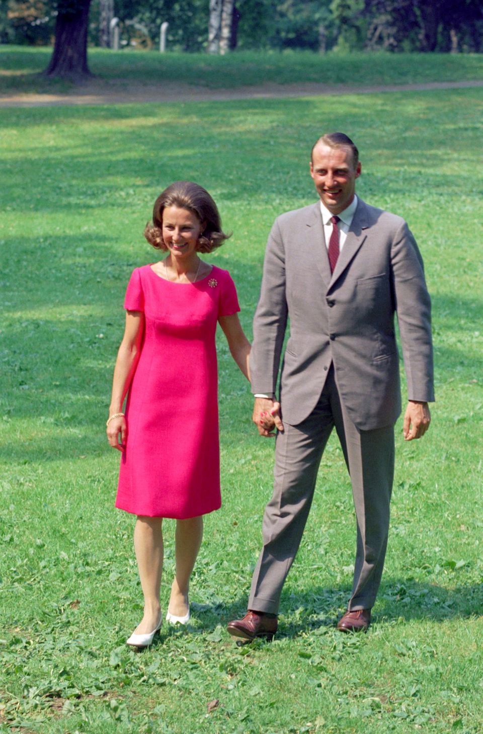 Etwas schüchtern, aber strahlend zeigen sich Sonja Haraldsen und Prinz Harald 1968 bei ihrer offiziellen Verlobung. Händchenhalten inklusive.