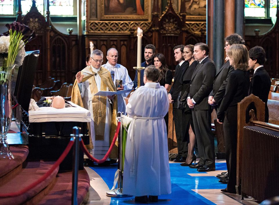 Céline Dion: Céline Dion und ihre Familie erweisen René Angélil die letzte Ehre. Sein Leichnam ist in der Basilika Notre-Dame in Montreal aufgebahrt. Céline Dion und ihre Familie erweisen René Angélil die letzte Ehre. Sein Leichnam ist in der Basilika Notre-Dame in Montreal aufgebahrt.