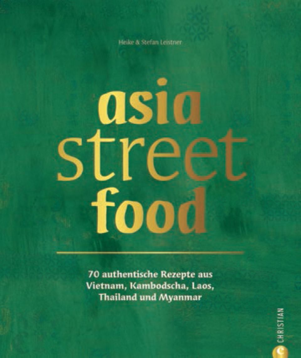 Sommerrollen: Was an den Straßenständen in Myanmar und Thailand gereicht wird, ist oft "Best of Asia to go" – mit frischen Gewürzen, Kräutern und Aromen. Das wissen auch die Autoren Heike und Stefan Leistner. Ihre Rezepte sind Mitbringsel zahlreicher Asien-Reisen und entführen sofort in den ewigen Sommer. ("Asia Street Food", Christian Verlag, 224 S., 24,99 Euro) Was an den Straßenständen in Myanmar und Thailand gereicht wird, ist oft "Best of Asia to go" – mit frischen Gewürzen, Kräutern und Aromen. Das wissen auch die Autoren Heike und Stefan Leistner. Ihre Rezepte sind Mitbringsel zahlreicher Asien-Reisen und entführen sofort in den ewigen Sommer. ("Asia Street Food", Christian Verlag, 224 S., 24,99 Euro)