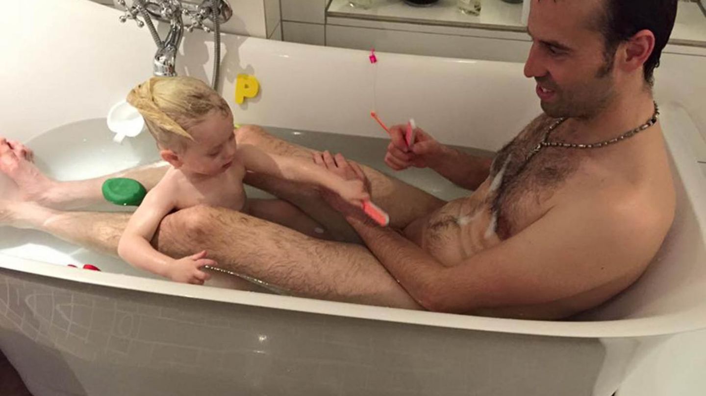 Папа сын в ванной. Младшая дочь в ванной. Папа и сын купаются в ванной. Отец купается с сыном в ванной. Голенькая в ванной с папой.