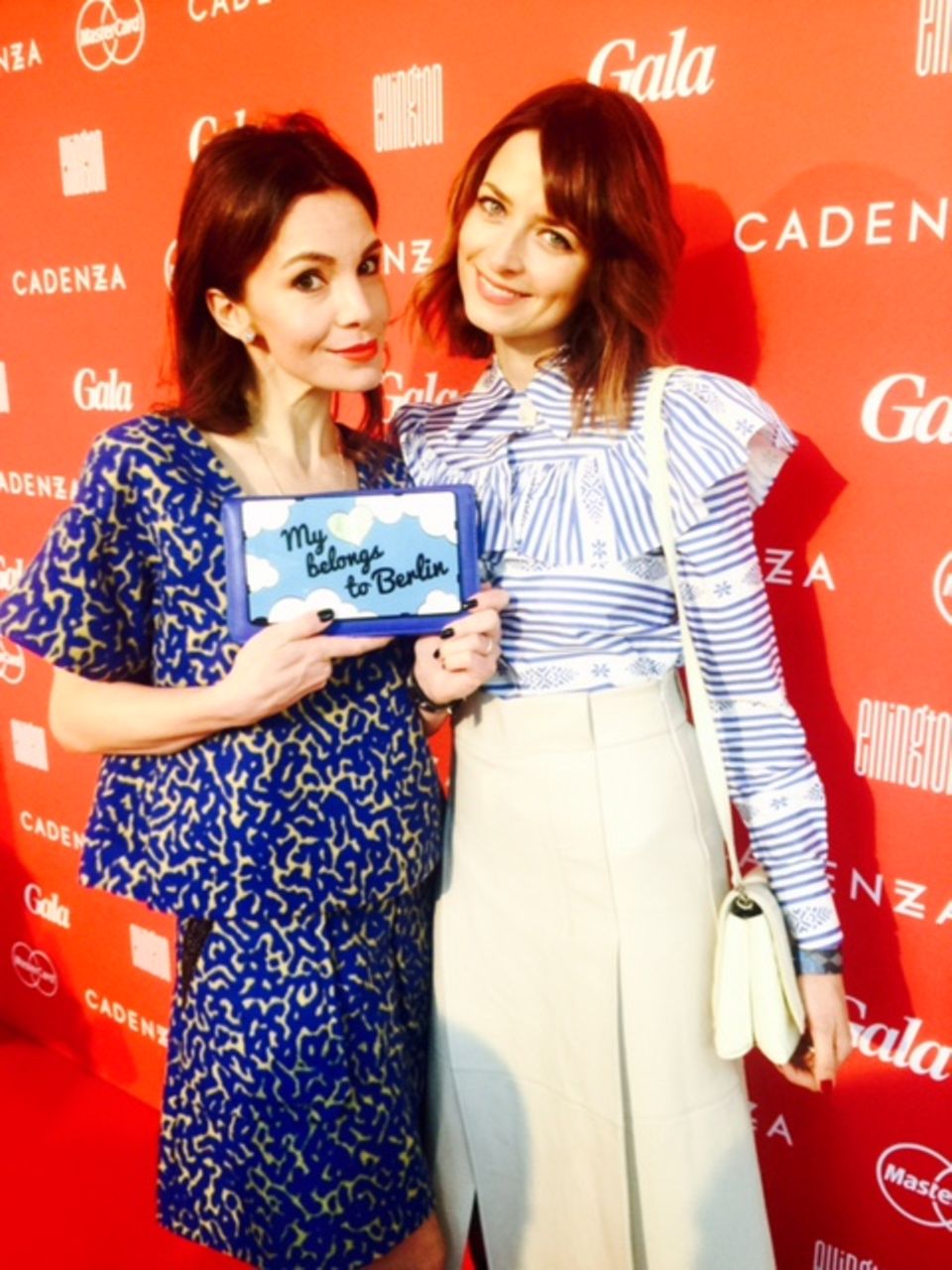 Nadine Warmuth und Eva Padberg liegen mit Motto-Clutch und Matrosen-Look total im Trend.