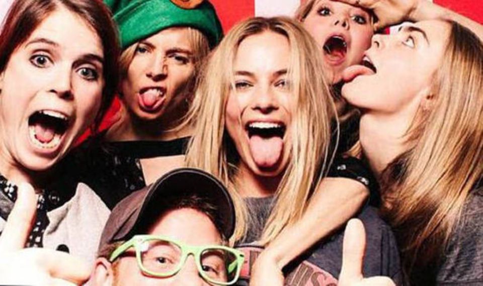 Prinz Harry und seine Party-Damen: von links Prinzessin Eugenie, Sienna Miller, Margot Robbie, Poppy Jaime, Cara Delevingne. Prinz Harry und seine Party-Damen: von links Prinzessin Eugenie, Sienna Miller, Margot Robbie, Poppy Jaime, Cara Delevingne.