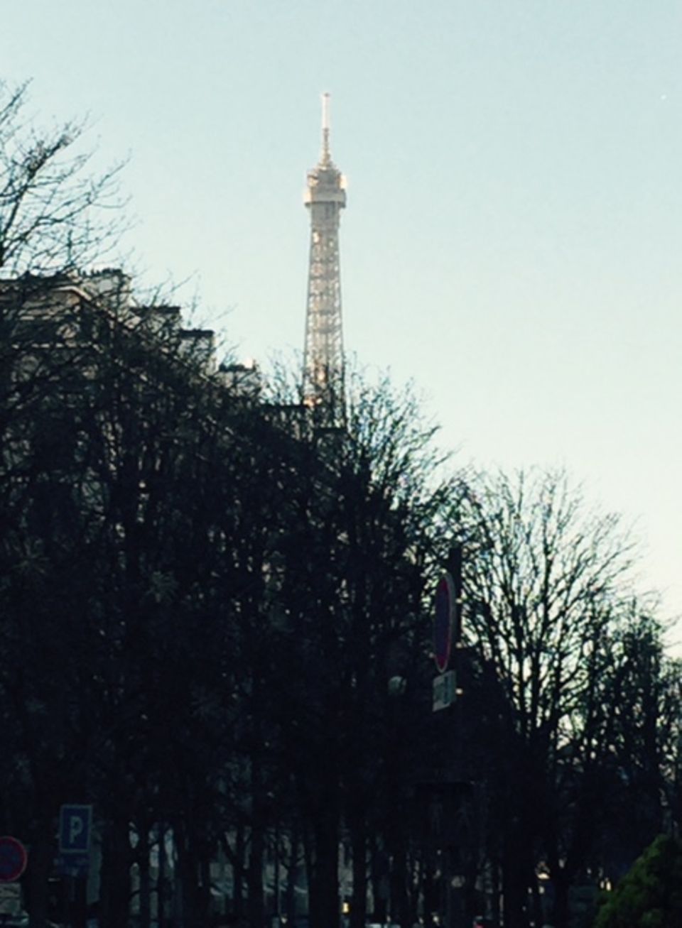 So Sue: Noch immer ist der Eiffelturm der Stolz der Franzosen und ein Anker in unsicheren, traurigen Zeiten. Noch immer ist der Eiffelturm der Stolz der Franzosen und ein Anker in unsicheren, traurigen Zeiten.