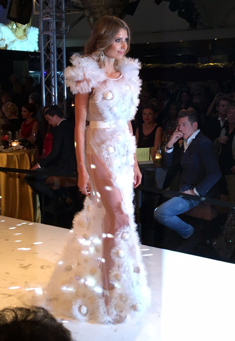 Cathy Hummels: Knusper, knusper, knäuschen: Wie eine Elfe schwebt Cathy Hummels über den Catwalk der legendären "Lambertz"-Party. Doch bei der wunderschönen Kreation aus weißem Tüll und Lebkuchen ist Vorsicht geboten. Leicht kann man sich in dem Saum verfangen. Für das It-Girl ist das jedoch kein Problem. Knusper, knusper, knäuschen: Wie eine Elfe schwebt Cathy Hummels über den Catwalk der legendären "Lambertz"-Party. Doch bei der wunderschönen Kreation aus weißem Tüll und Lebkuchen ist Vorsicht geboten. Leicht kann man sich in dem Saum verfangen. Für das It-Girl ist das jedoch kein Problem.